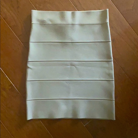 BCBG Maxazria tan bandage skirt. Worn once! - Picture 4 of 4